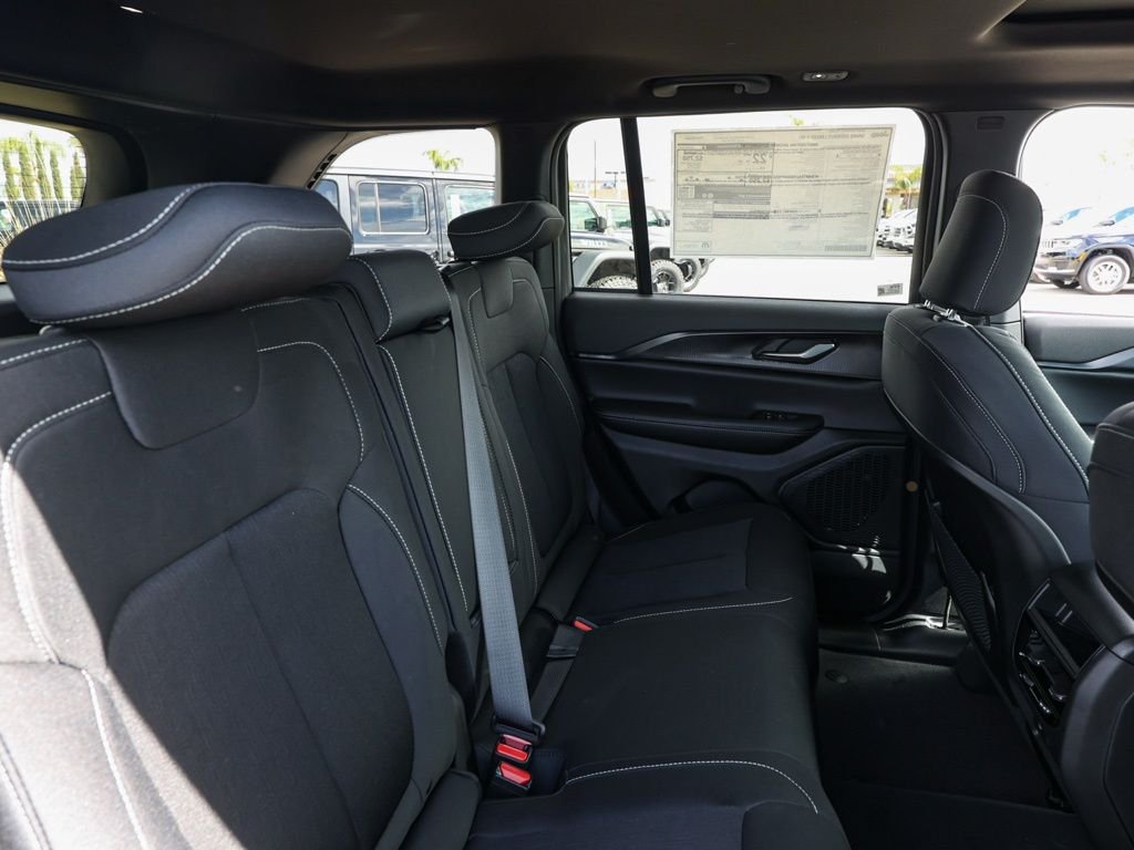 New 2026 Diamond Black Crystal Pearl-Coat Exterior Paint Jeep Laredo X image 17