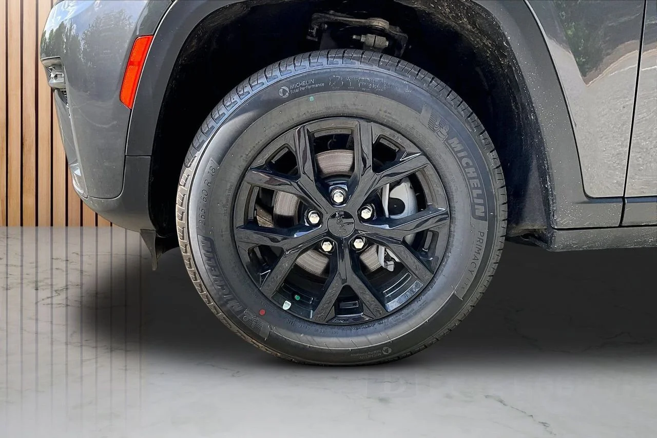 New 2026 Baltic Gray Metallic Clear-Coat Exterior Paint Jeep Altitude image 31