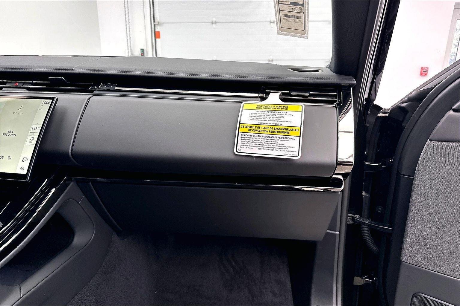 New 2026 Santorini Black Metallic Land Rover SE image 33