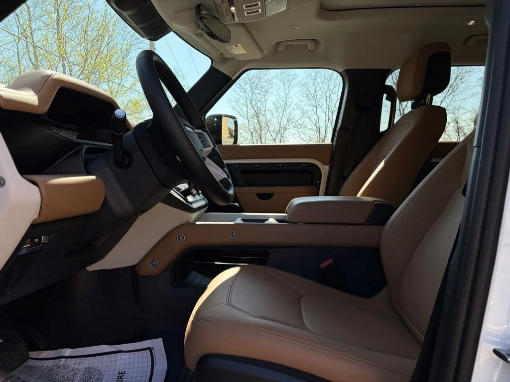 New 2025 Fuji White Land Rover X-Dynamic SE image 11