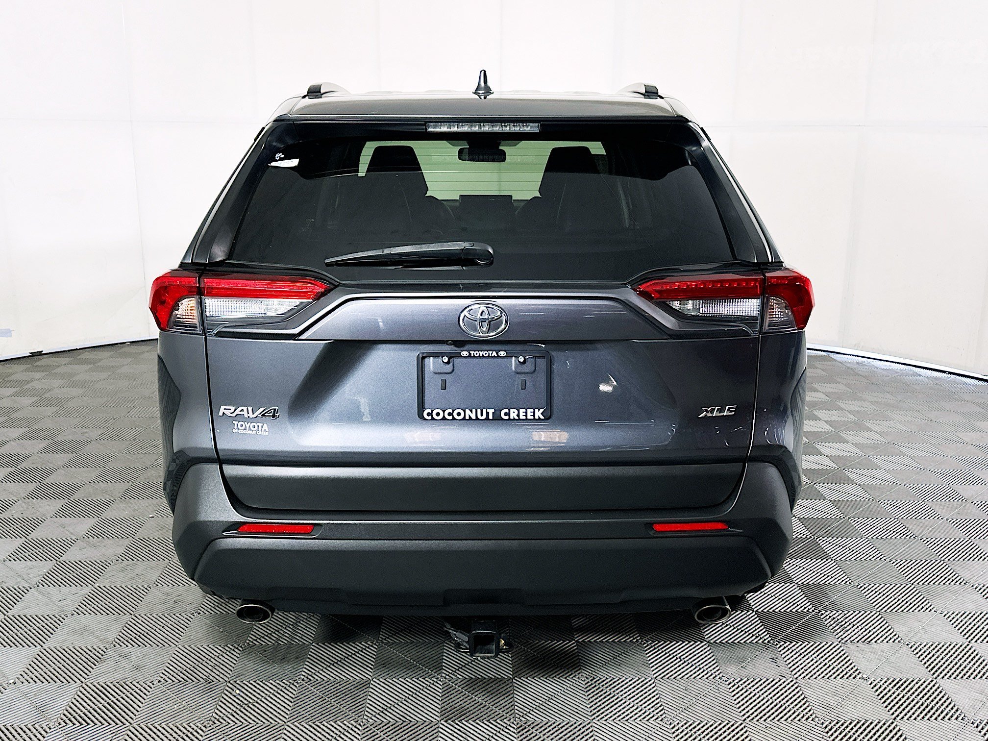 Used 2019 Magnetic Gray Metallic Toyota XLE image 4