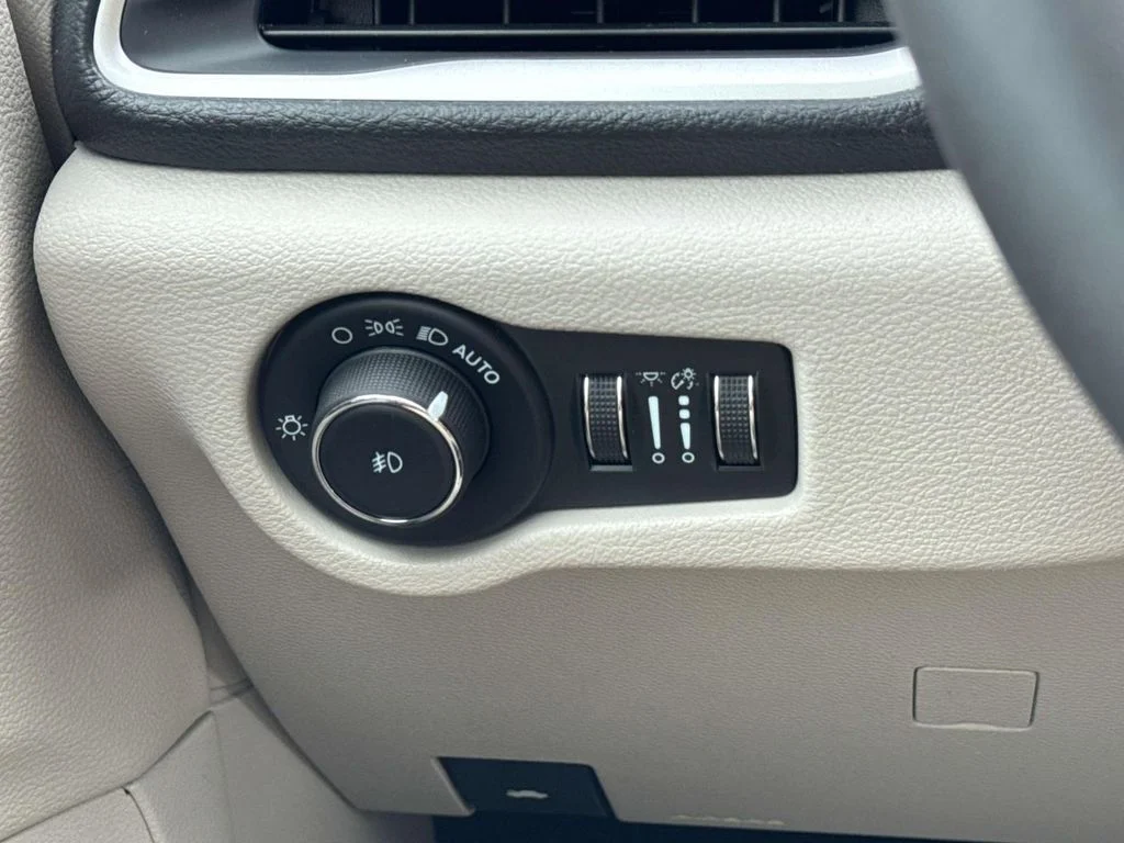 2023 Chrysler Pacifica Touring L - Photo 18