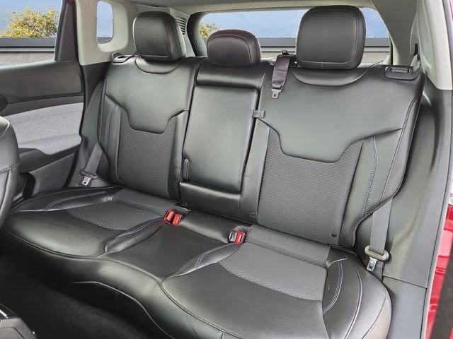 Used 2022 Red Jeep Latitude image 13