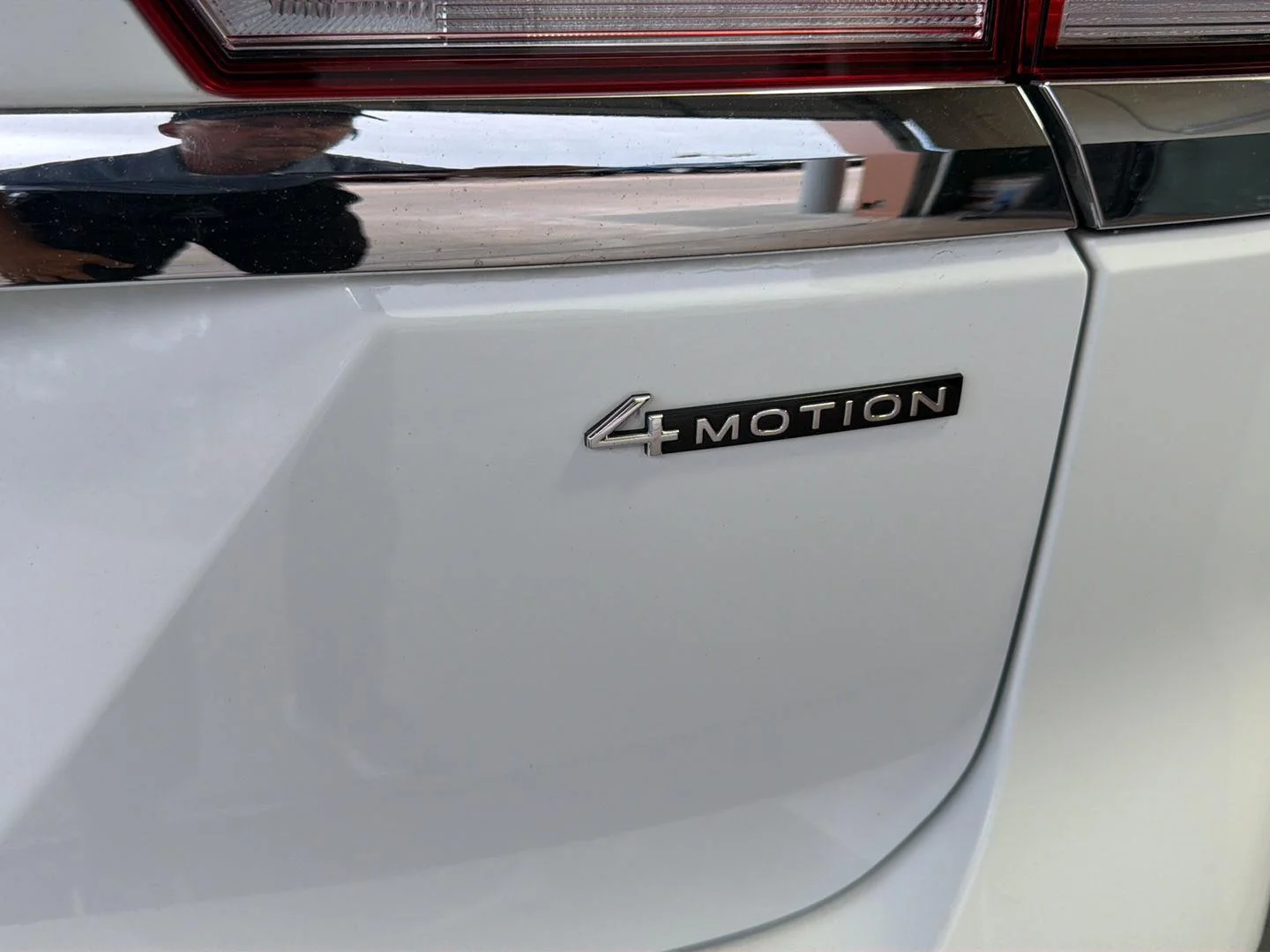 Used 2023 Pure White Volkswagen 3.6L V6 SE w/Technology image 9