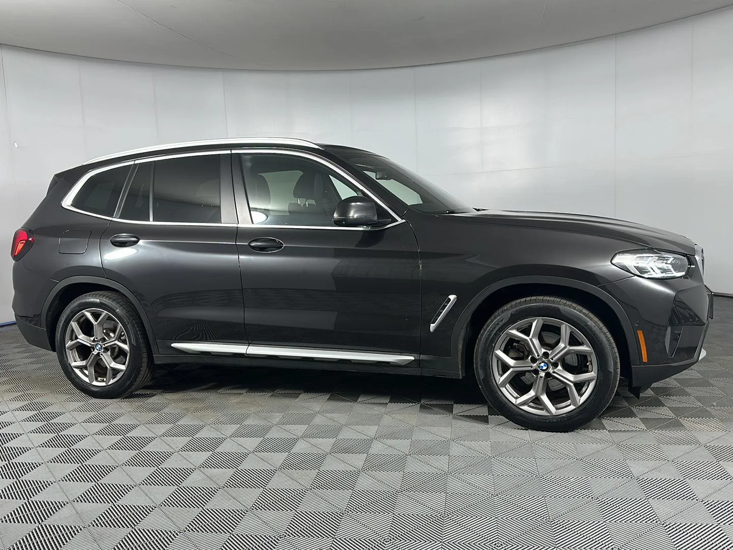 Used 2023 Dark Graphite Metallic BMW xDrive30i image 8