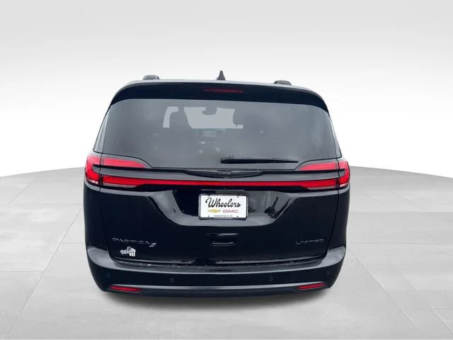 Used 2025 Black Chrysler Limited image 4