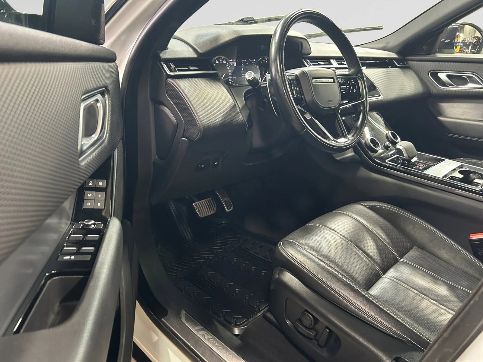 Used 2021 WHITE Land Rover R-DYNAMIC S image 13