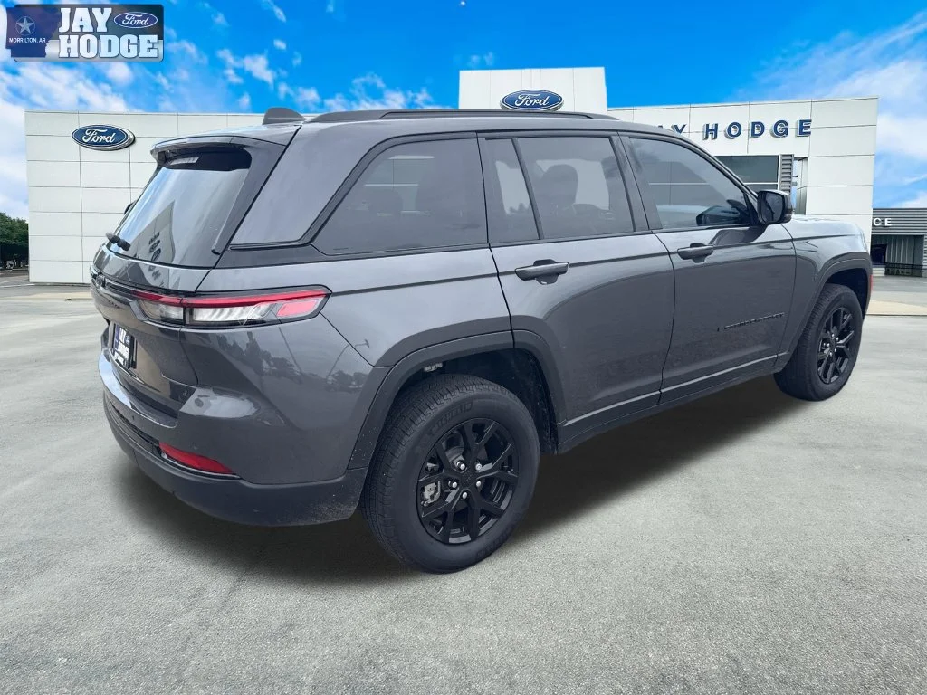 Used 2025 Gray Jeep Altitude image 6