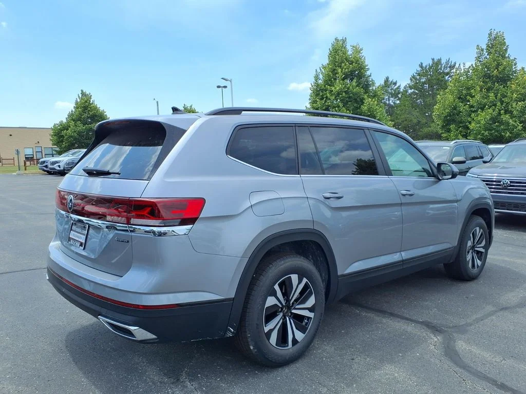 New 2026 Silver Mist Metallic Volkswagen 2.0T SE image 2