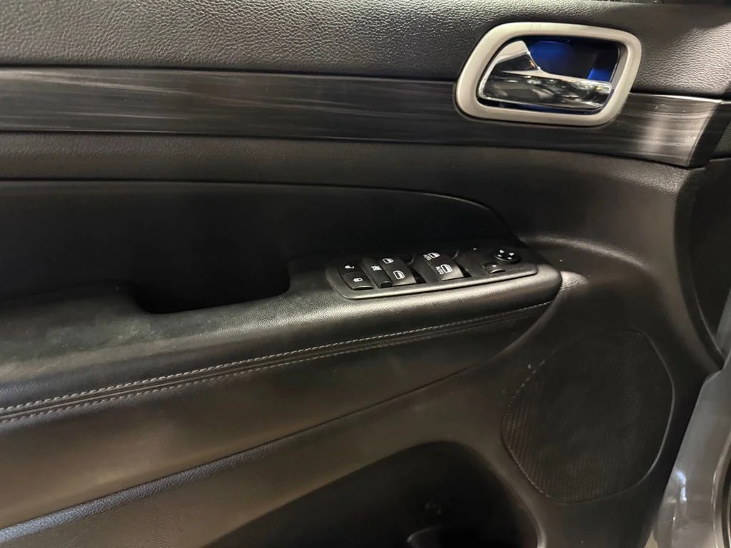 Used 2020 Gray Jeep Altitude image 5
