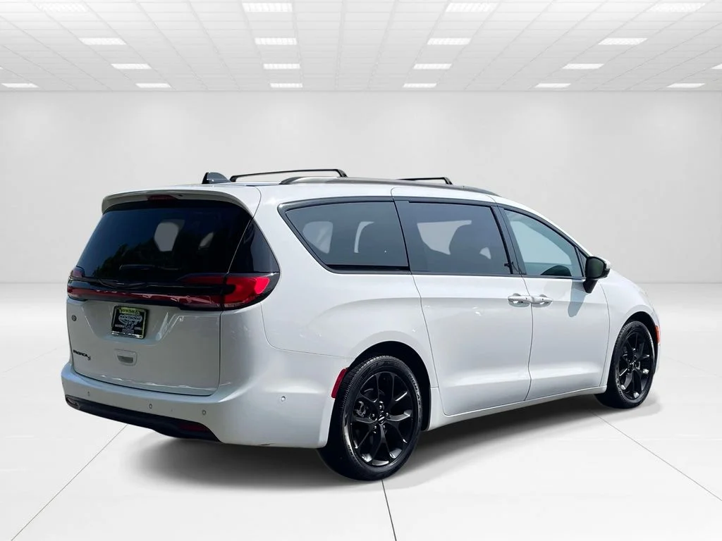 Used 2023 White Chrysler Touring S image 6