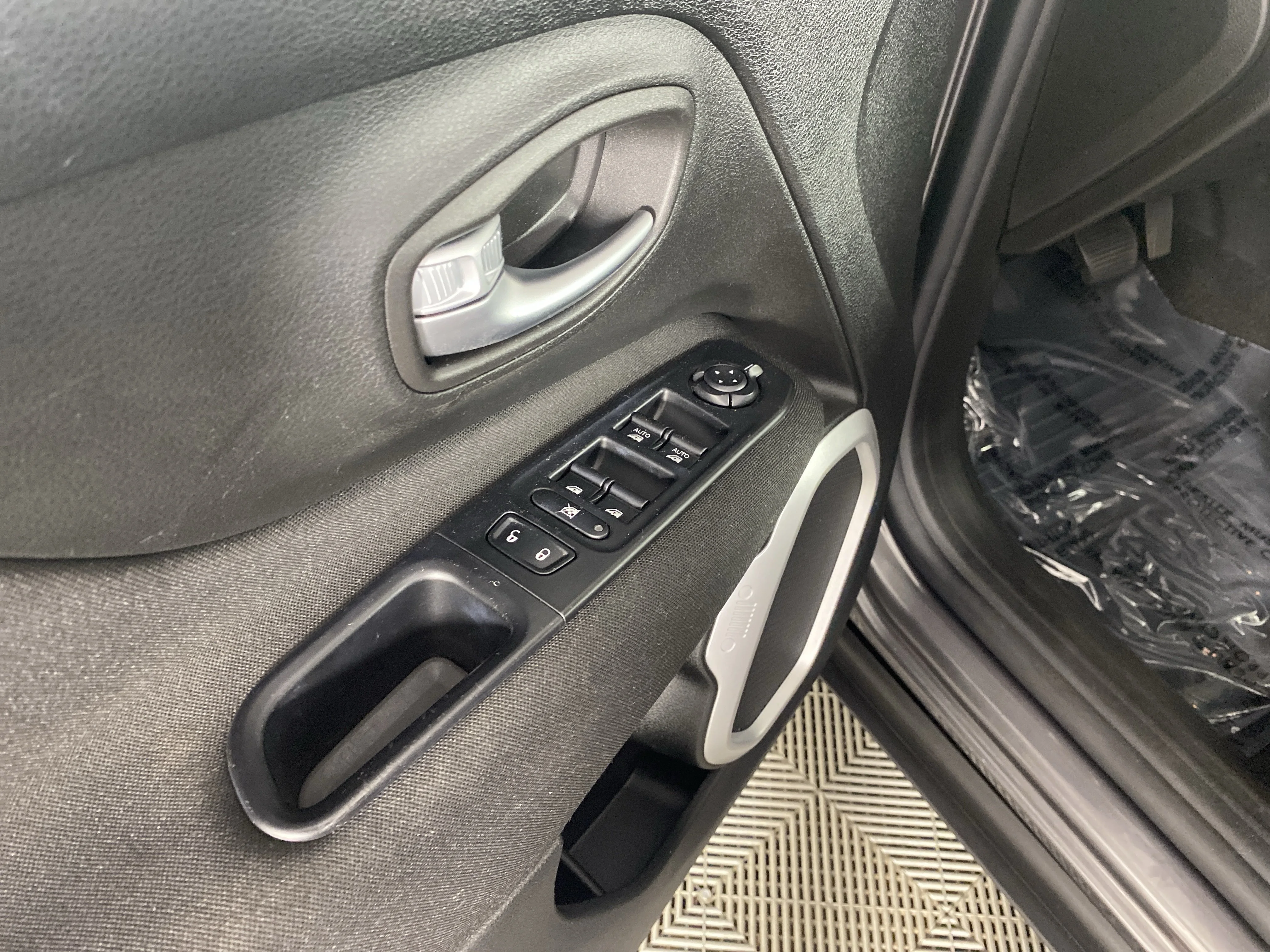 Used 2019 Granite Crystal Metallic Clearcoat Jeep Sport image 14