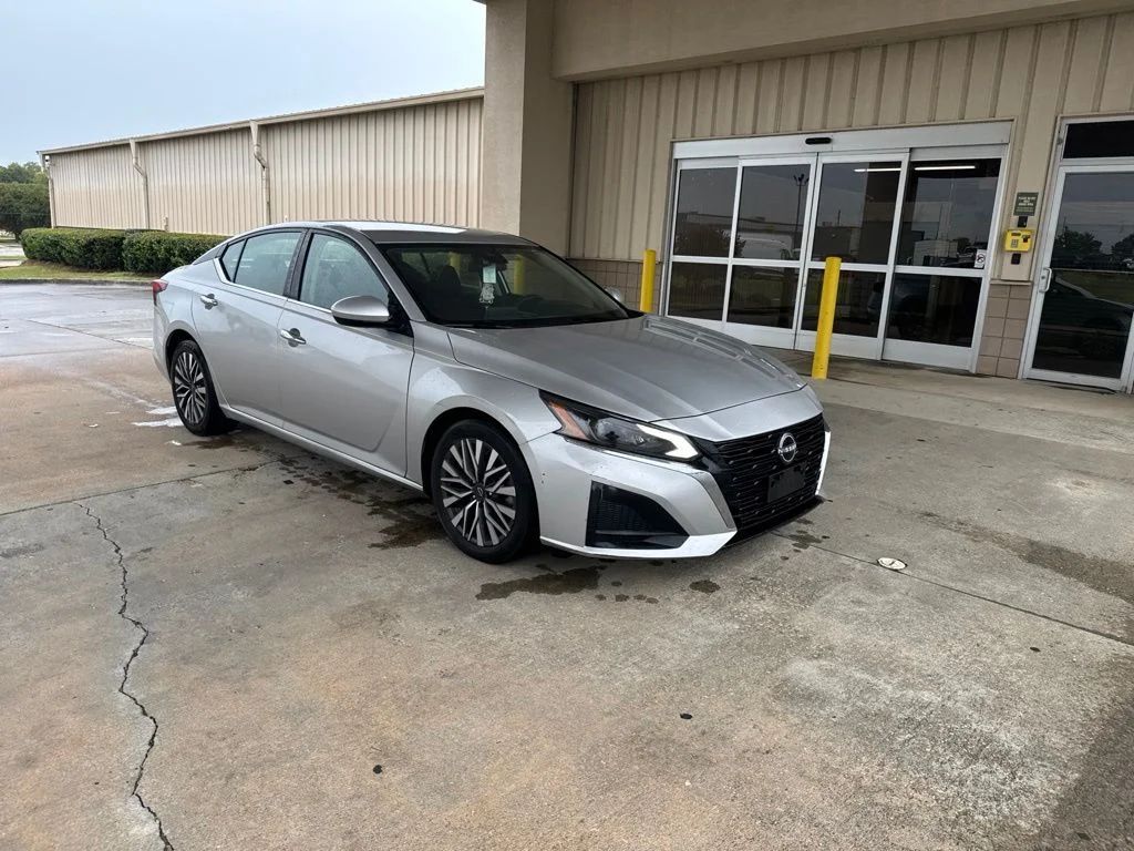 Certified Used 2023 Silver Nissan 2.5 SV image 18