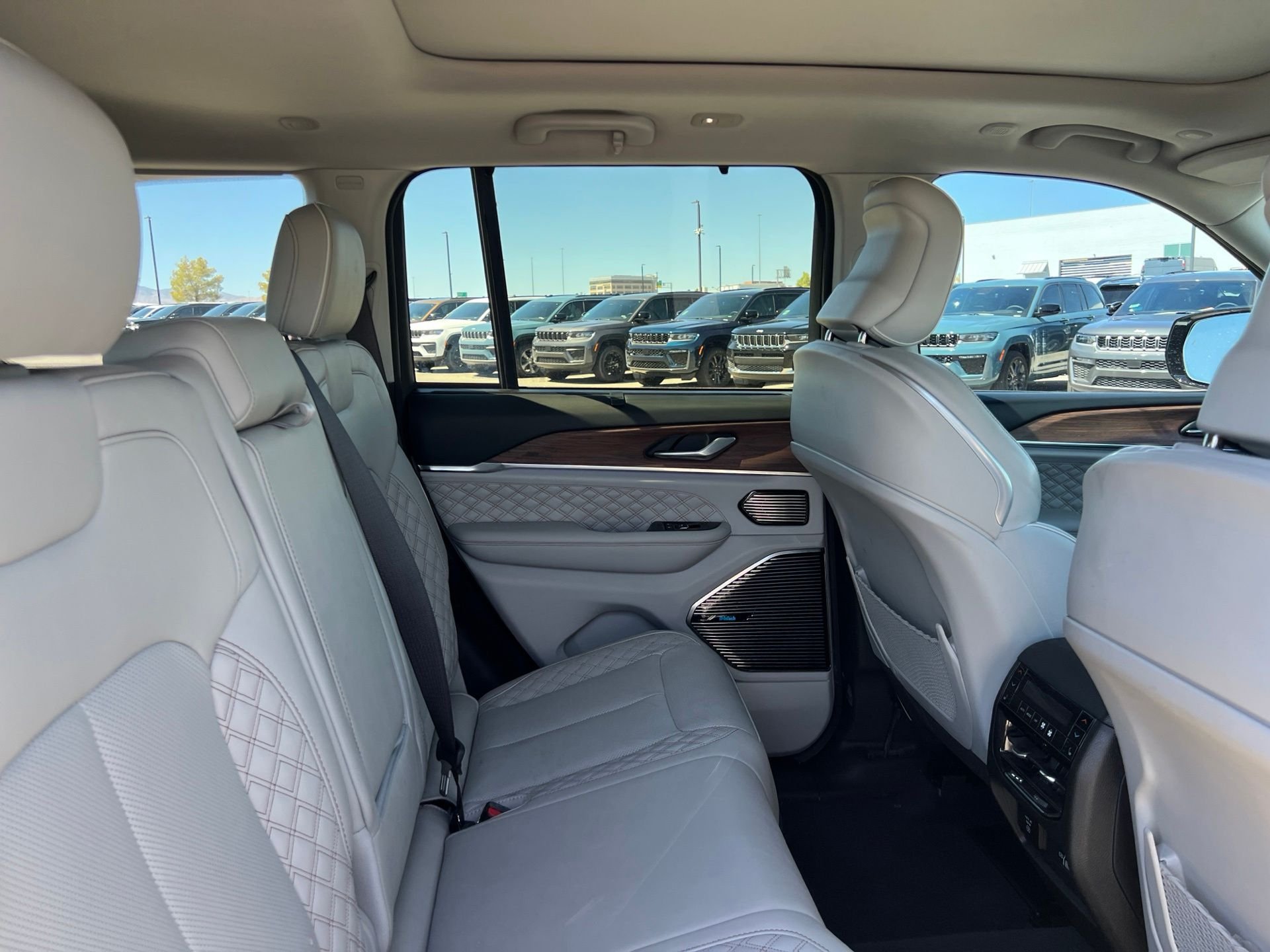 Used 2023 White Jeep Summit image 18