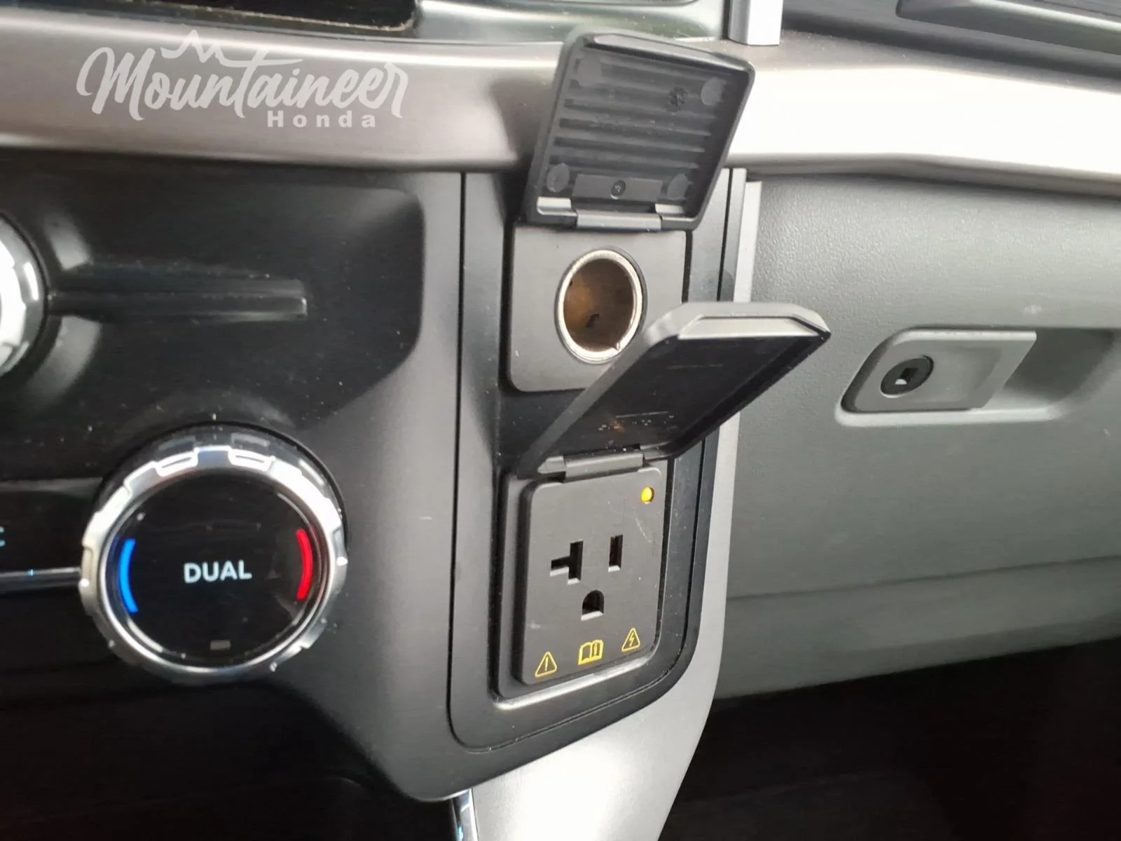 Used 2024 Atlas Blue Ford XLT image 32