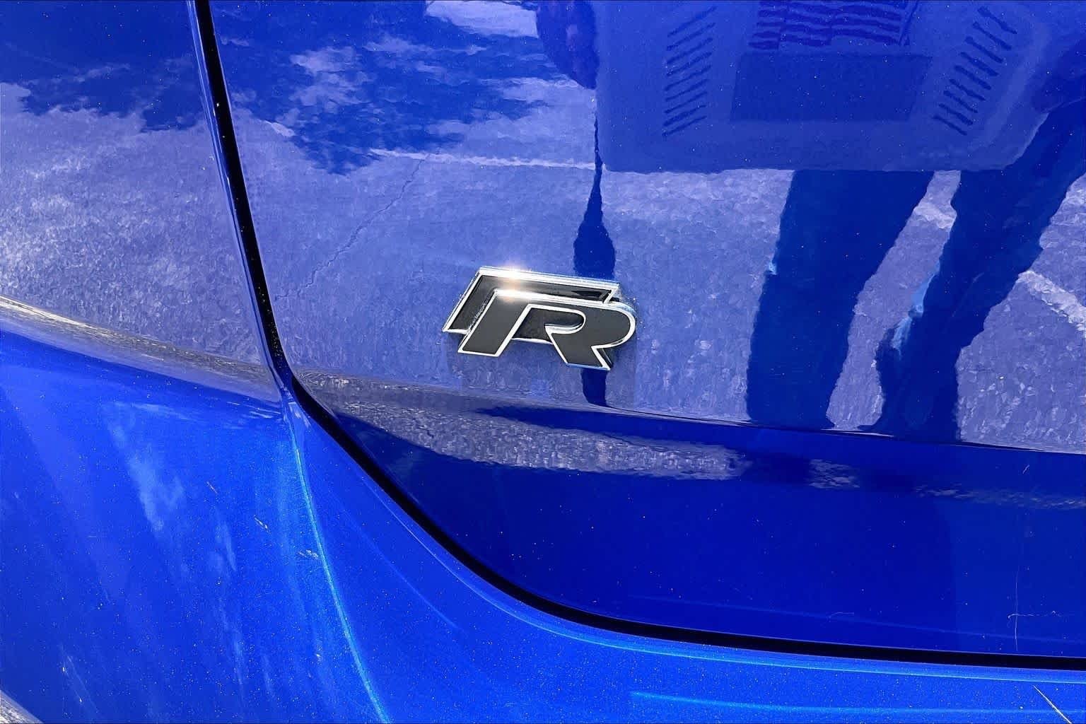 Used 2018 Lapiz Blue Metallic Volkswagen  image 10