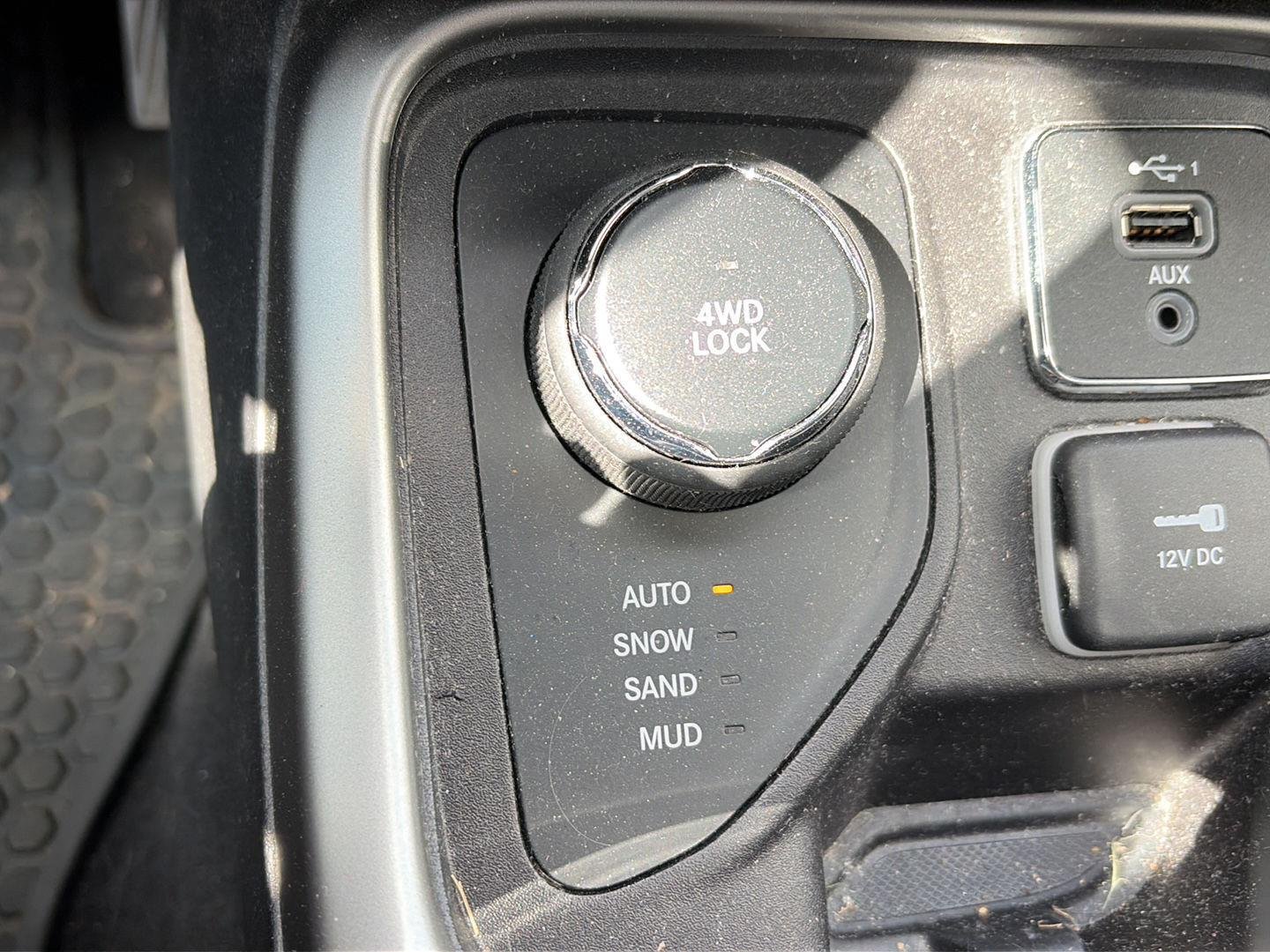 Used 2020 Laser Blue Pearlcoat Jeep Latitude image 13