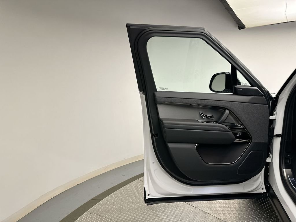 Used 2025 Fuji White Land Rover SE image 14