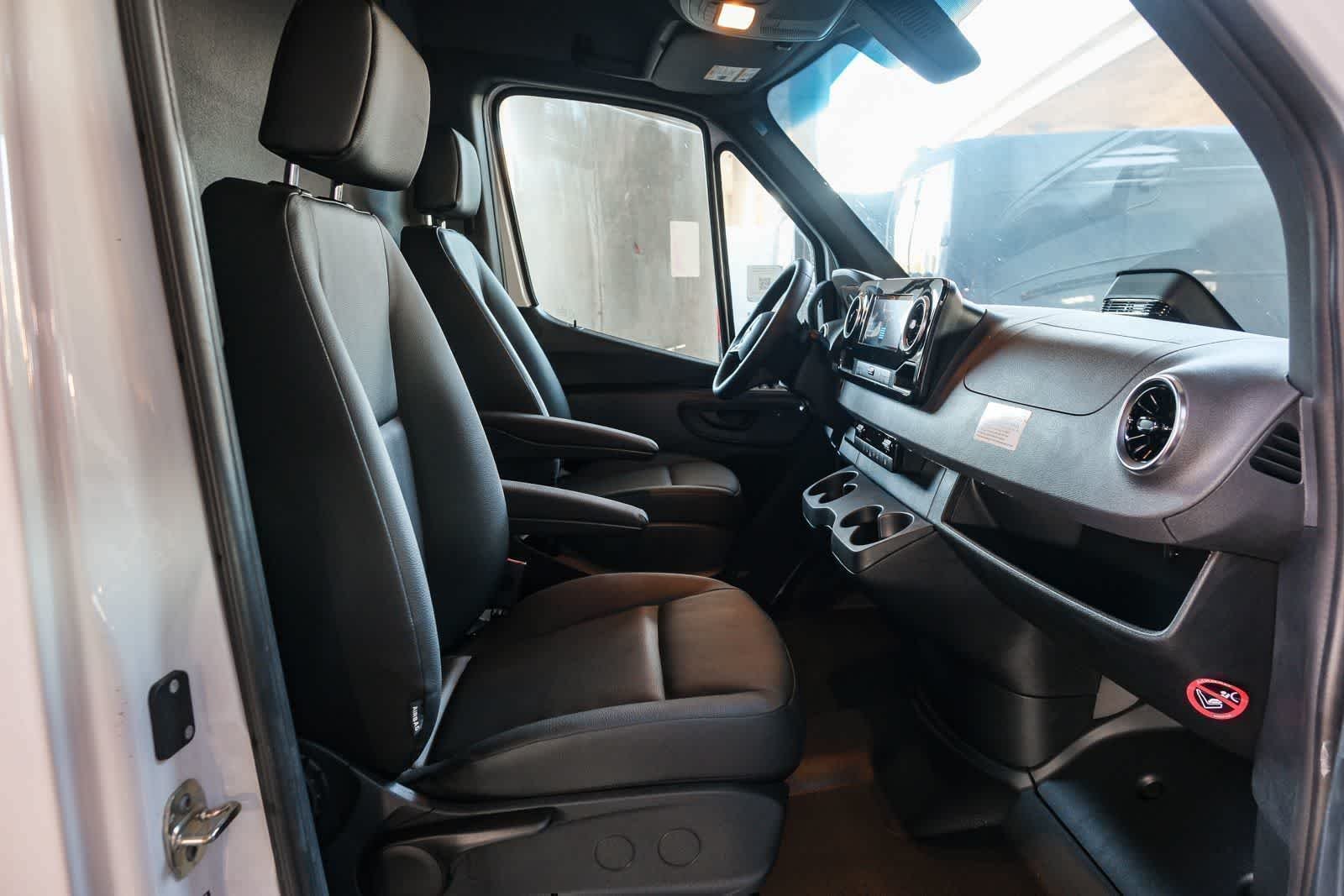 New 2025 Arctic+White Mercedes-Benz Cargo 170WB High Roof 113kw Battery RWD SO Motor image 15