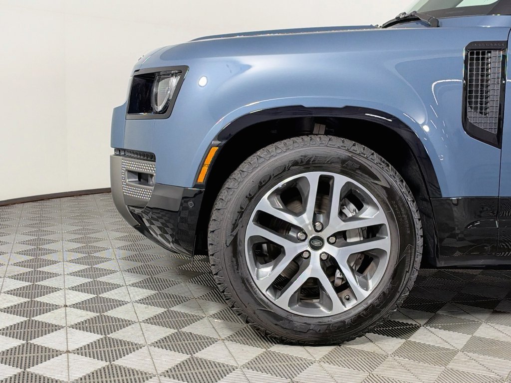 Certified Used 2025 Tasman Blue Metallic Land Rover X-Dynamic SE image 9