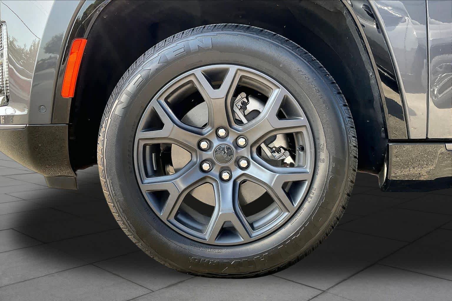 New 2026 Baltic-Gray Metallic Clear-Coat Exterior Paint Jeep Limited Altitude image 8