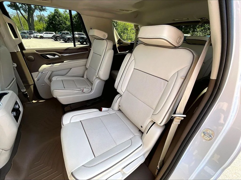 Used 2022 White Frost Tricoat GMC Denali image 14