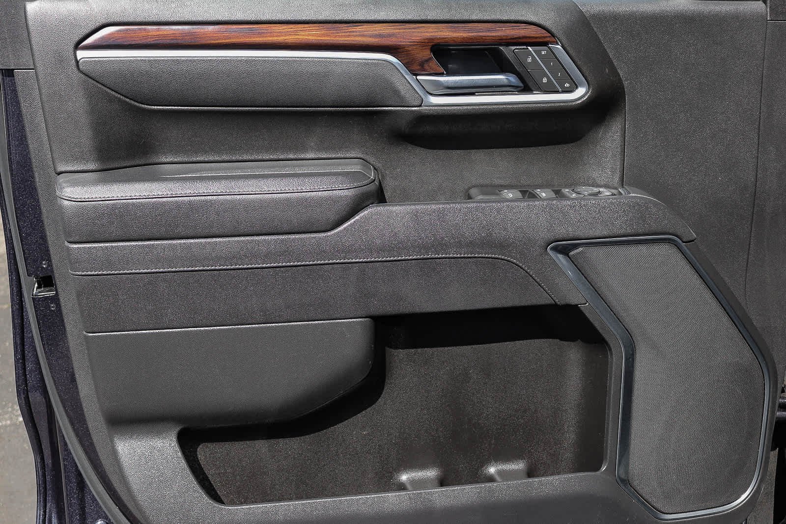 Used 2025 Titanium Rush Metallic GMC SLT image 20