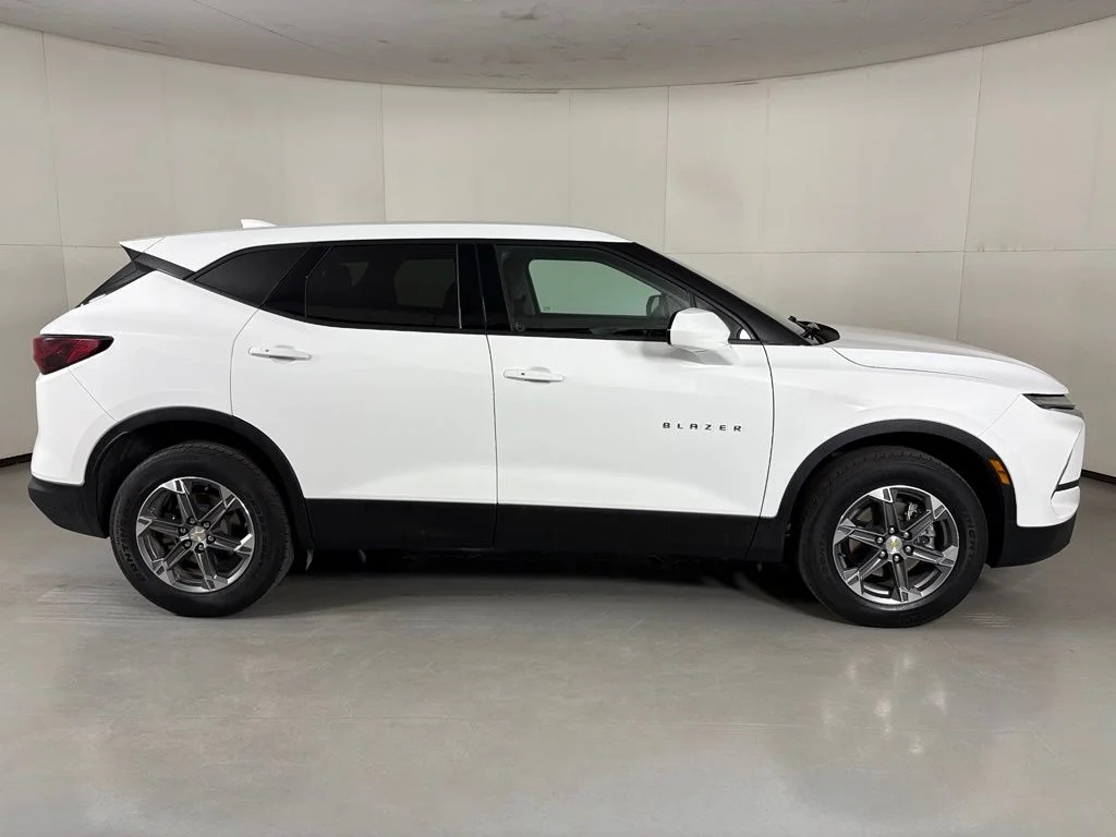 Used 2025 White Chevrolet LT image 9