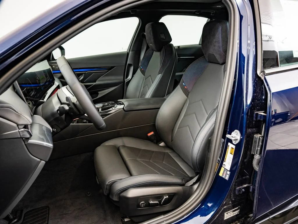 New 2027 Tanzanite Blue II Metallic BMW 550e xDrive image 22