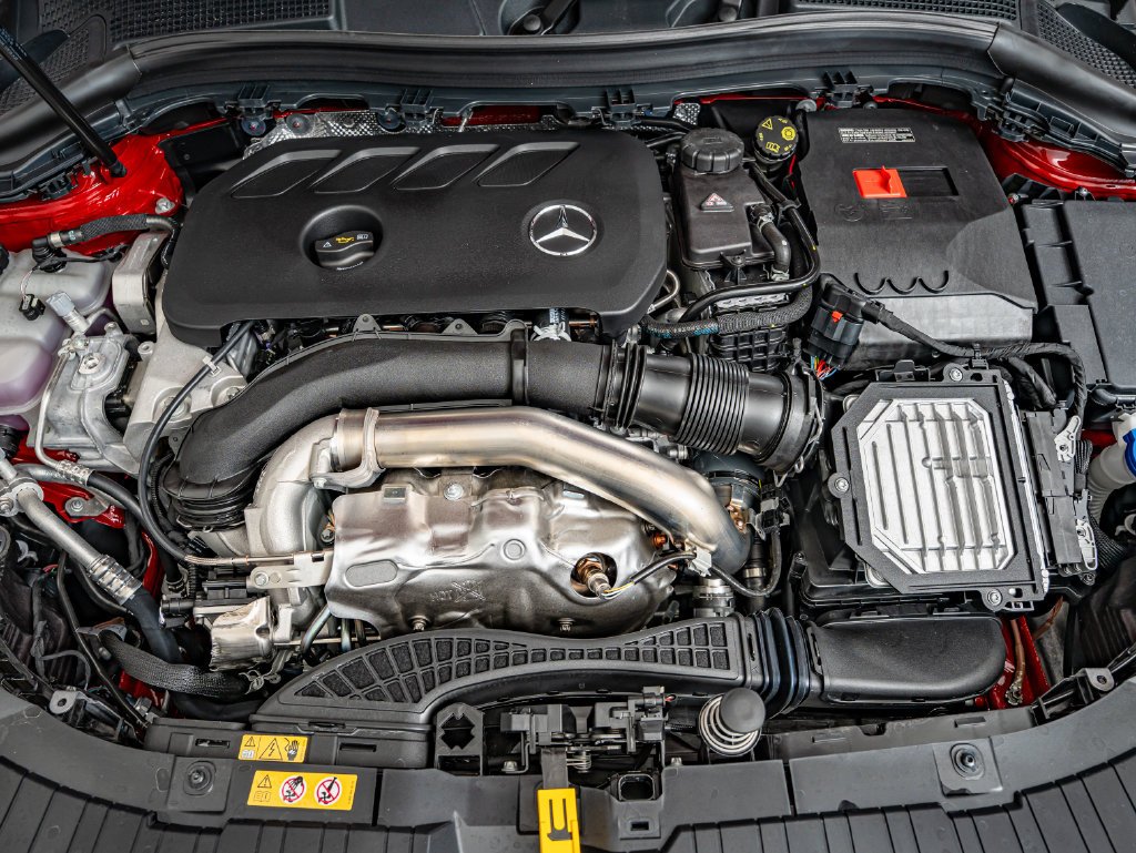 New 2026 MANUFAKTUR Patagonia Red Metallic Mercedes-Benz GLA 250 image 41