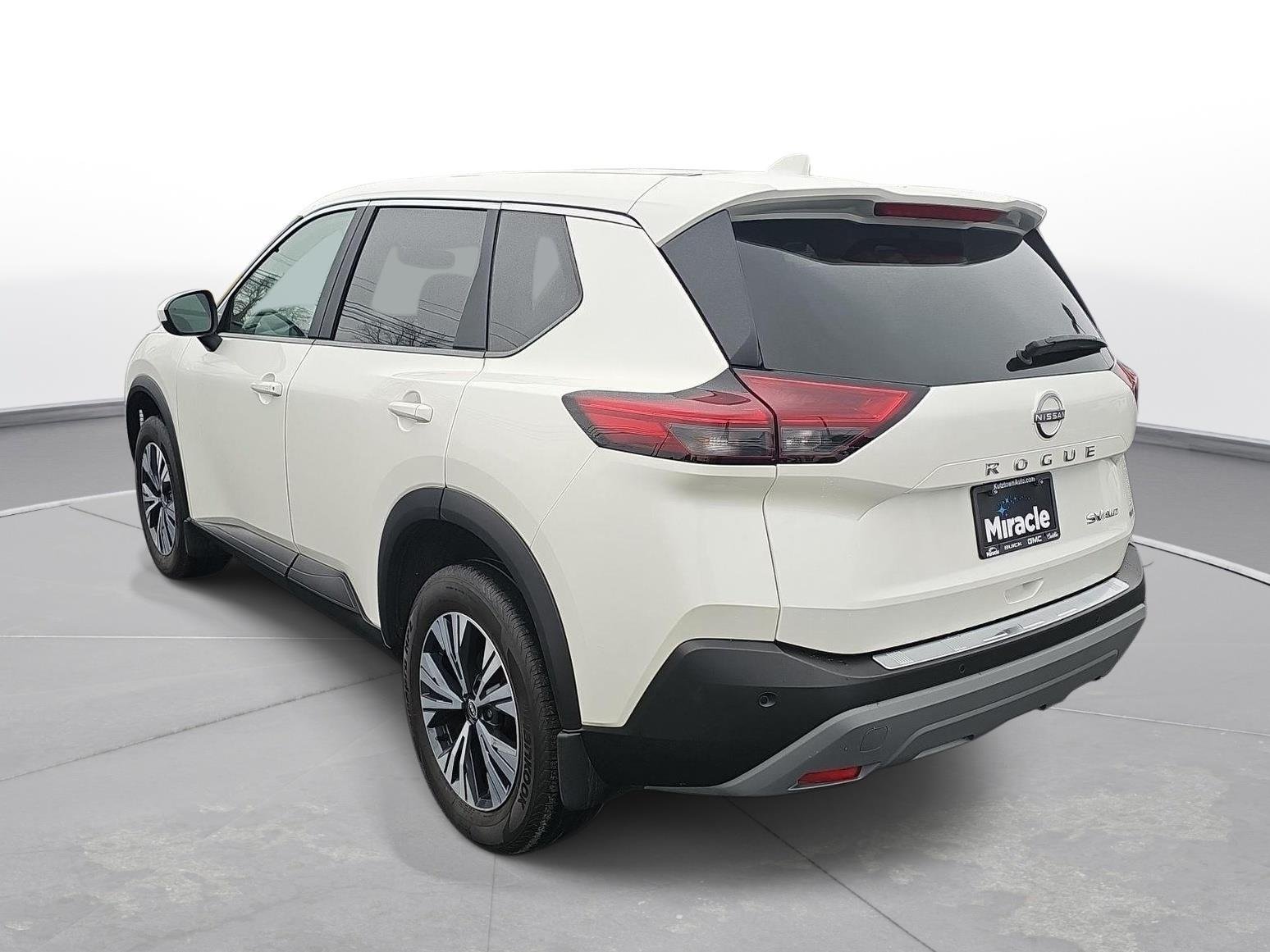 Used 2023 Pearl White Tri Nissan SV image 8