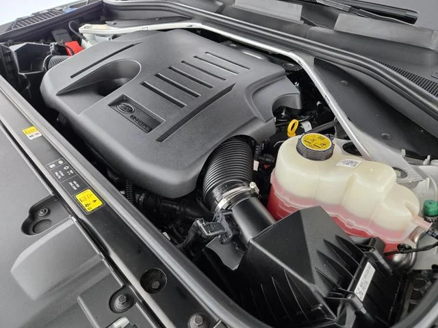 Used 2023 White Land Rover SE image 19