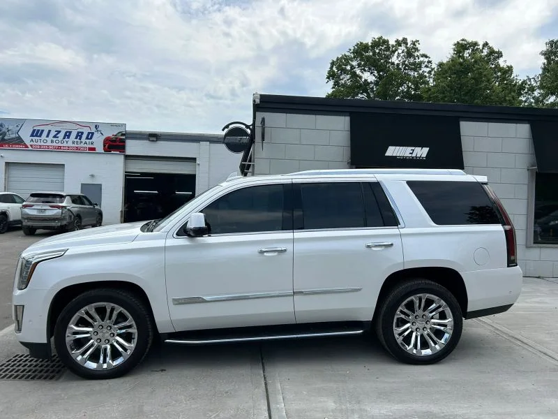 Used 2019 White Cadillac Sport Utility 4D image 5