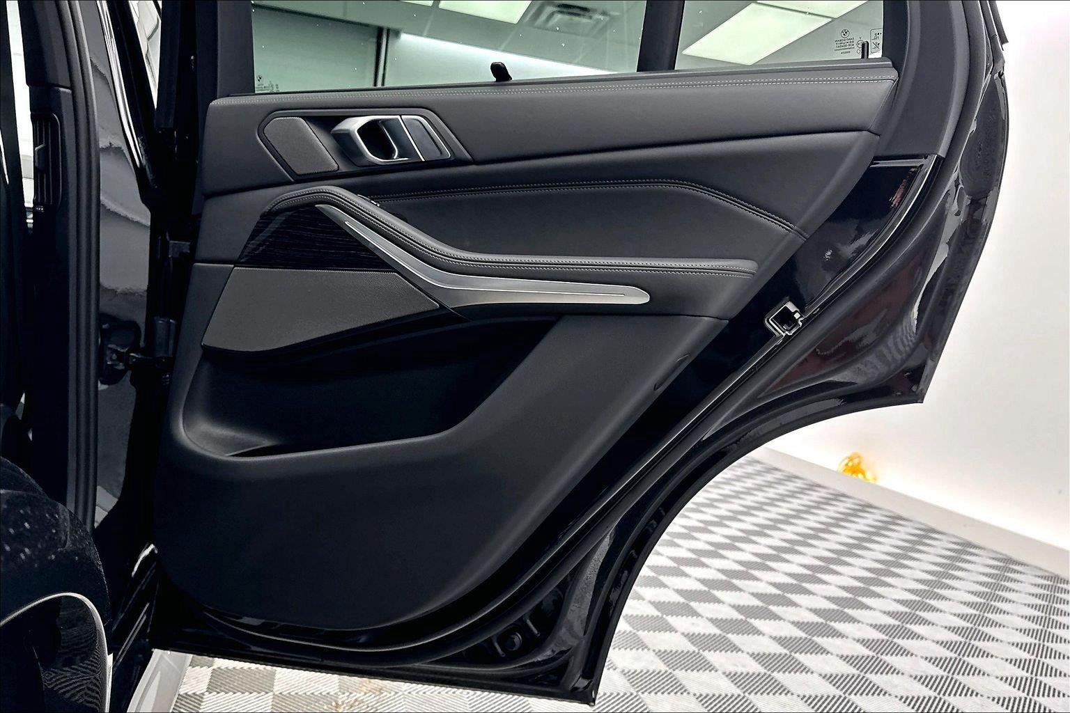 New 2026 Black Sapphire Metallic BMW xDrive50e image 32