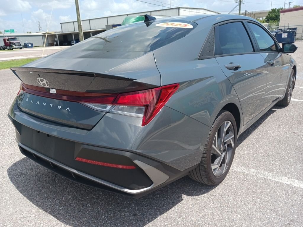 Used 2025 Gray Hyundai SEL Sport image 3