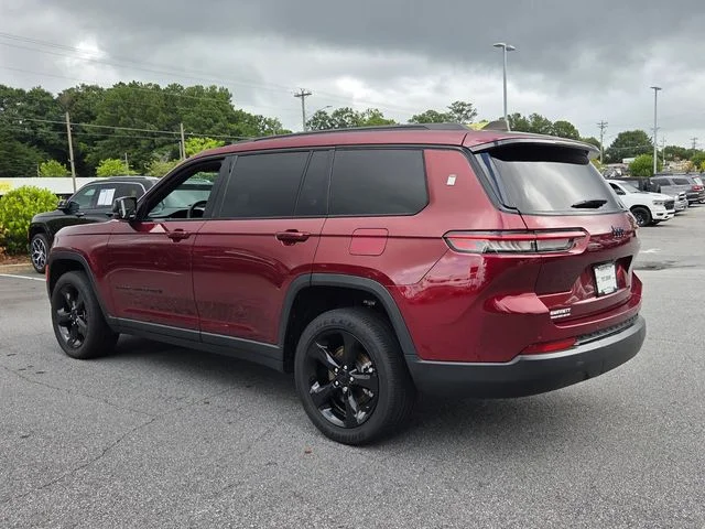 Used 2023 Red Jeep Altitude image 6