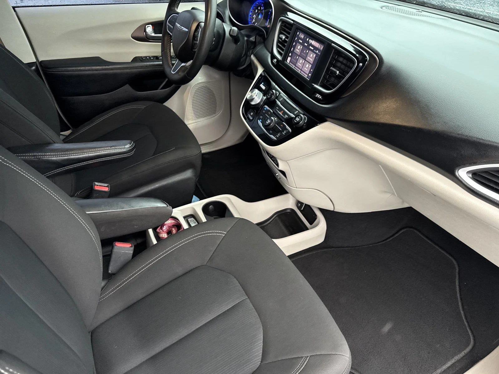 Used 2022 Bright White Clearcoat Chrysler LX image 35