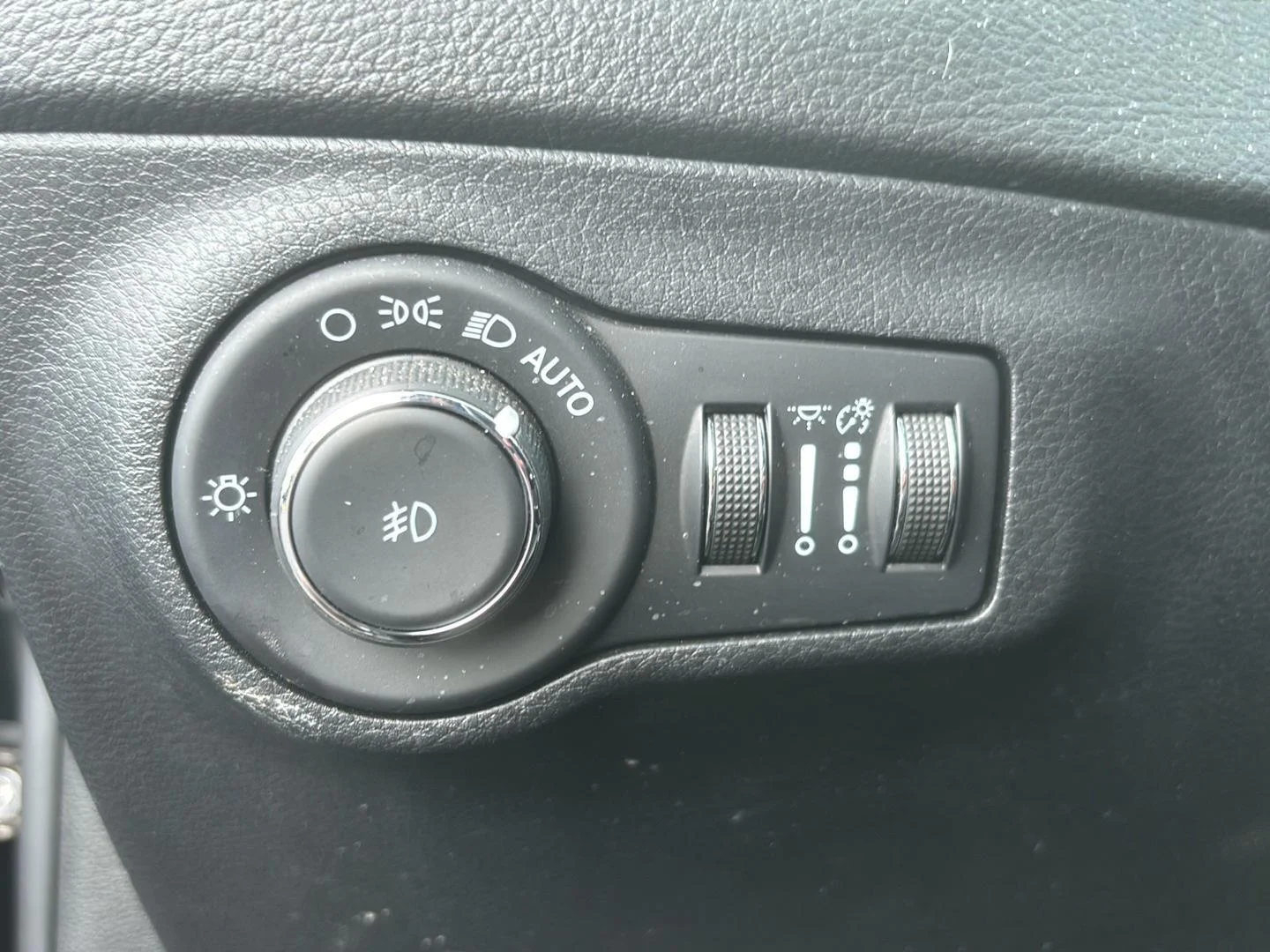 Used 2021 Diamond Black Crystal Pearlcoat Jeep Latitude image 8