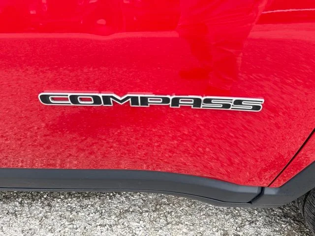 Used 2024  Jeep Latitude image 13