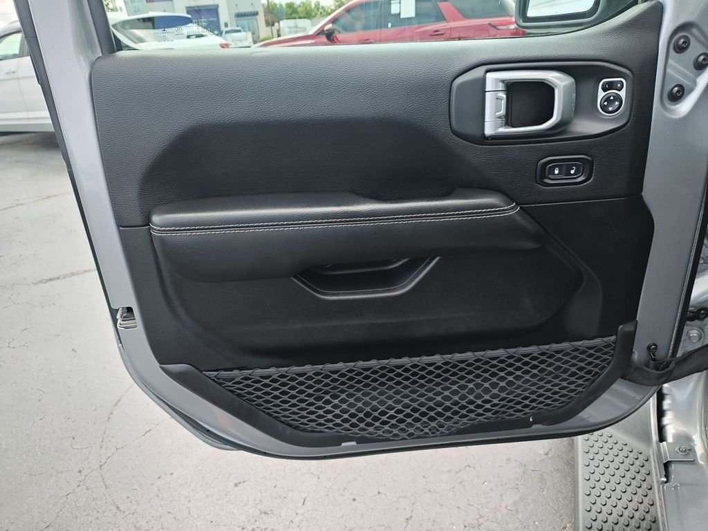 Used 2021 Silver Jeep Unlimited Sahara image 12