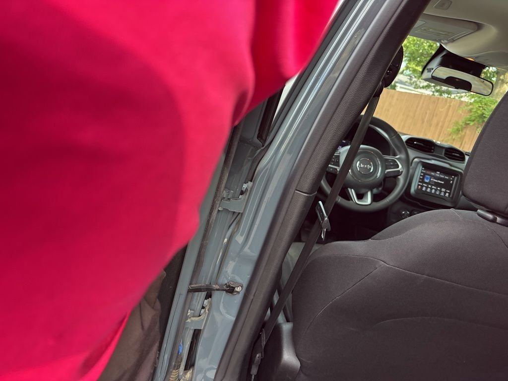 Certified Used 2018 Gray Jeep Latitude image 32