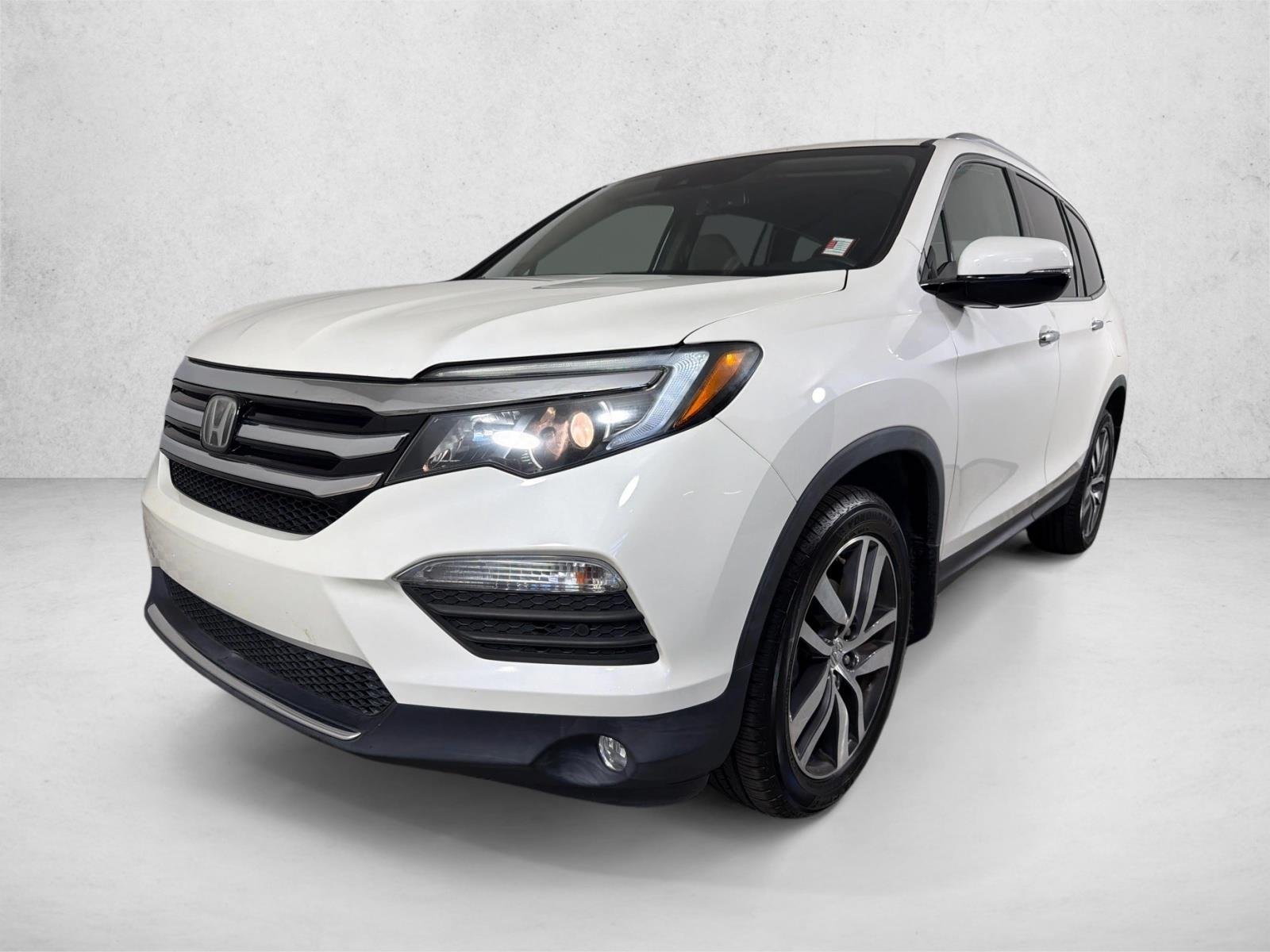 Used 2018 White Diamond Pearl Honda Touring image 9