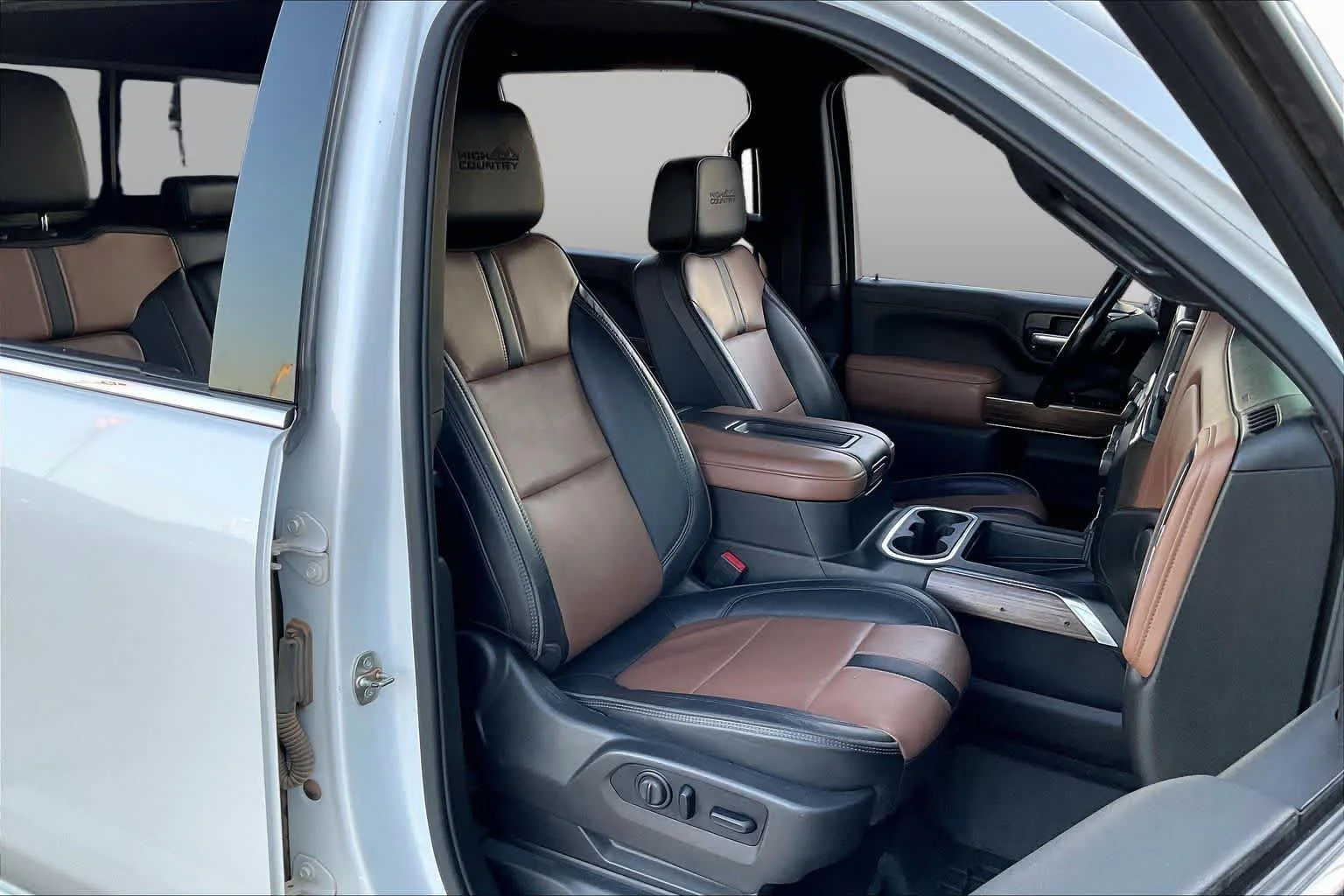 Used 2022 Iridescent Pearl Tricoat Chevrolet High Country image 8