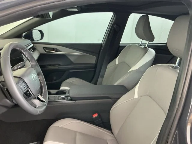Used 2025  Toyota SE image 14