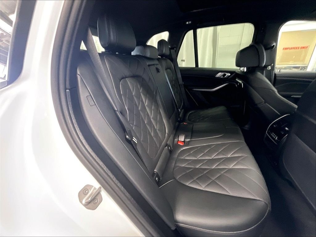 Used 2025 White BMW xDrive40i image 16
