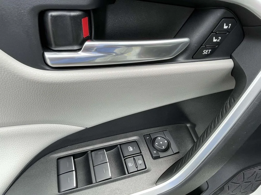 Used 2025 Wind Chill Pearl Toyota XLE Premium image 16