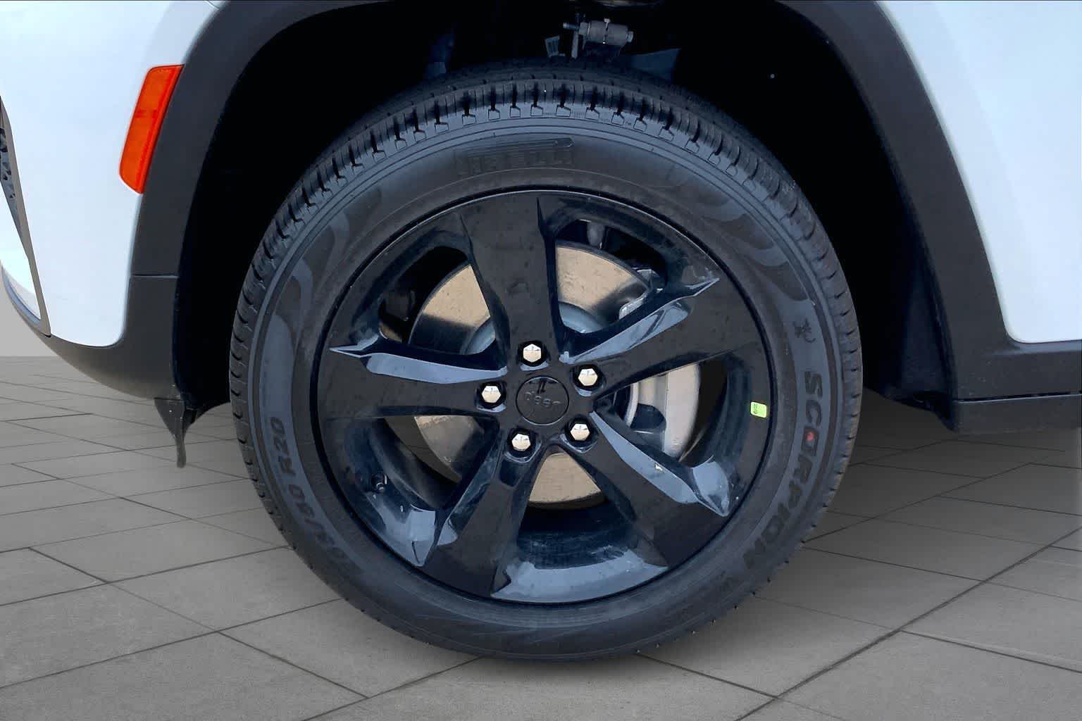 New 2026 Bright White Clear-Coat Exterior Paint Jeep Limited image 11