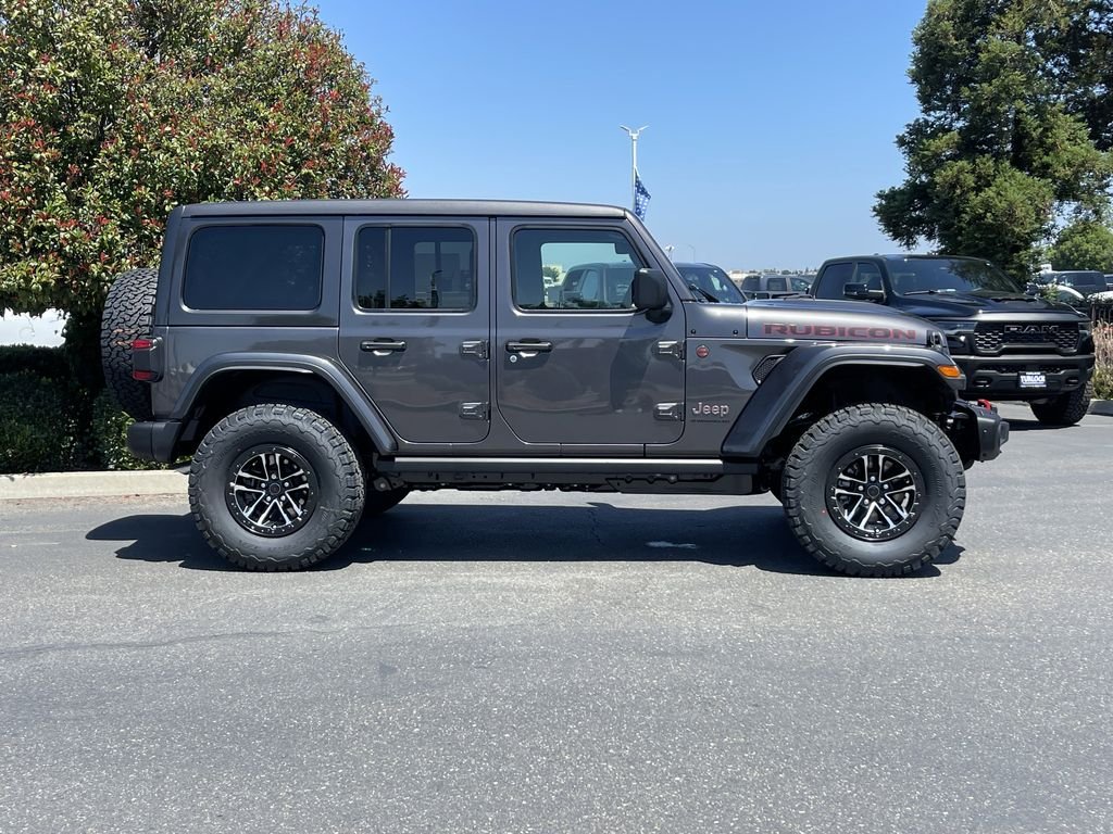 New 2026 Granite Crystal Metallic Clear-Coat Exterior Paint Jeep Rubicon X image 4