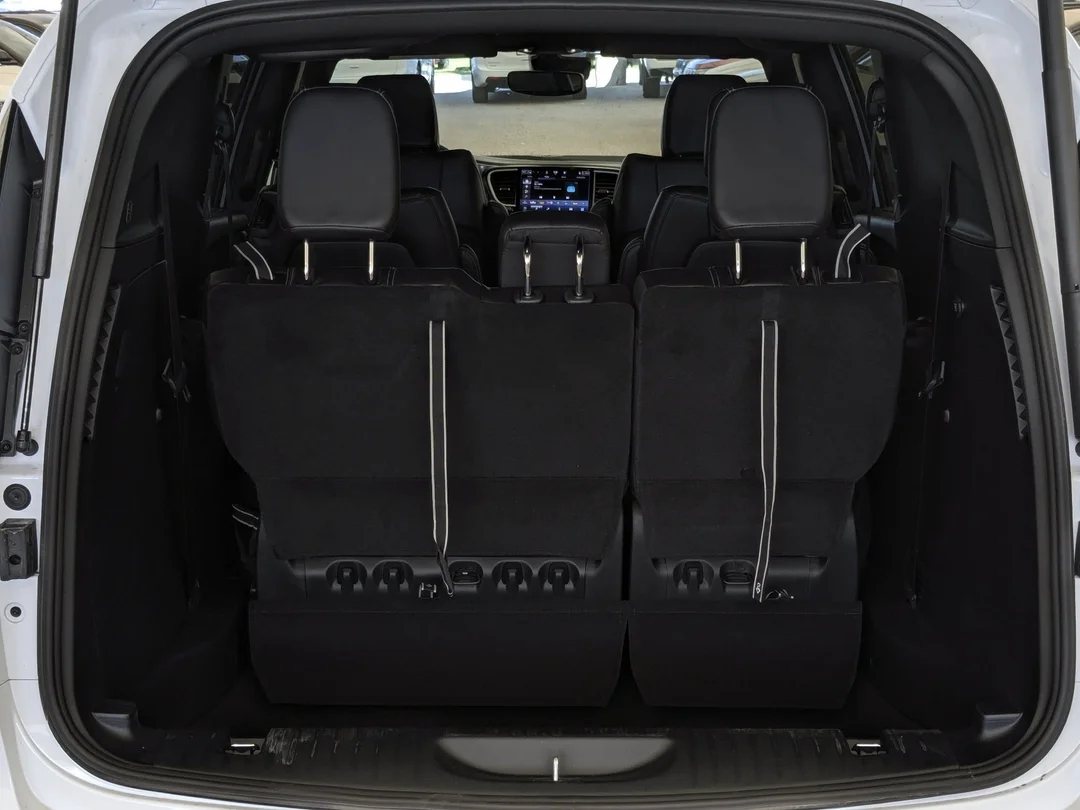 New 2026 White Chrysler Select - - FWD - 360 Camera - FAV Edition - Power Liftgate - Remote Start & More! image 29