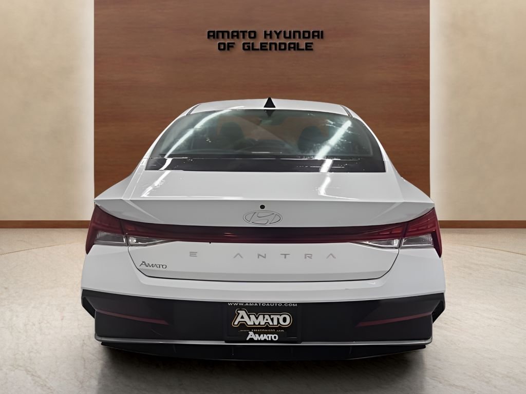 Used 2025 White Hyundai SEL Convenience image 4
